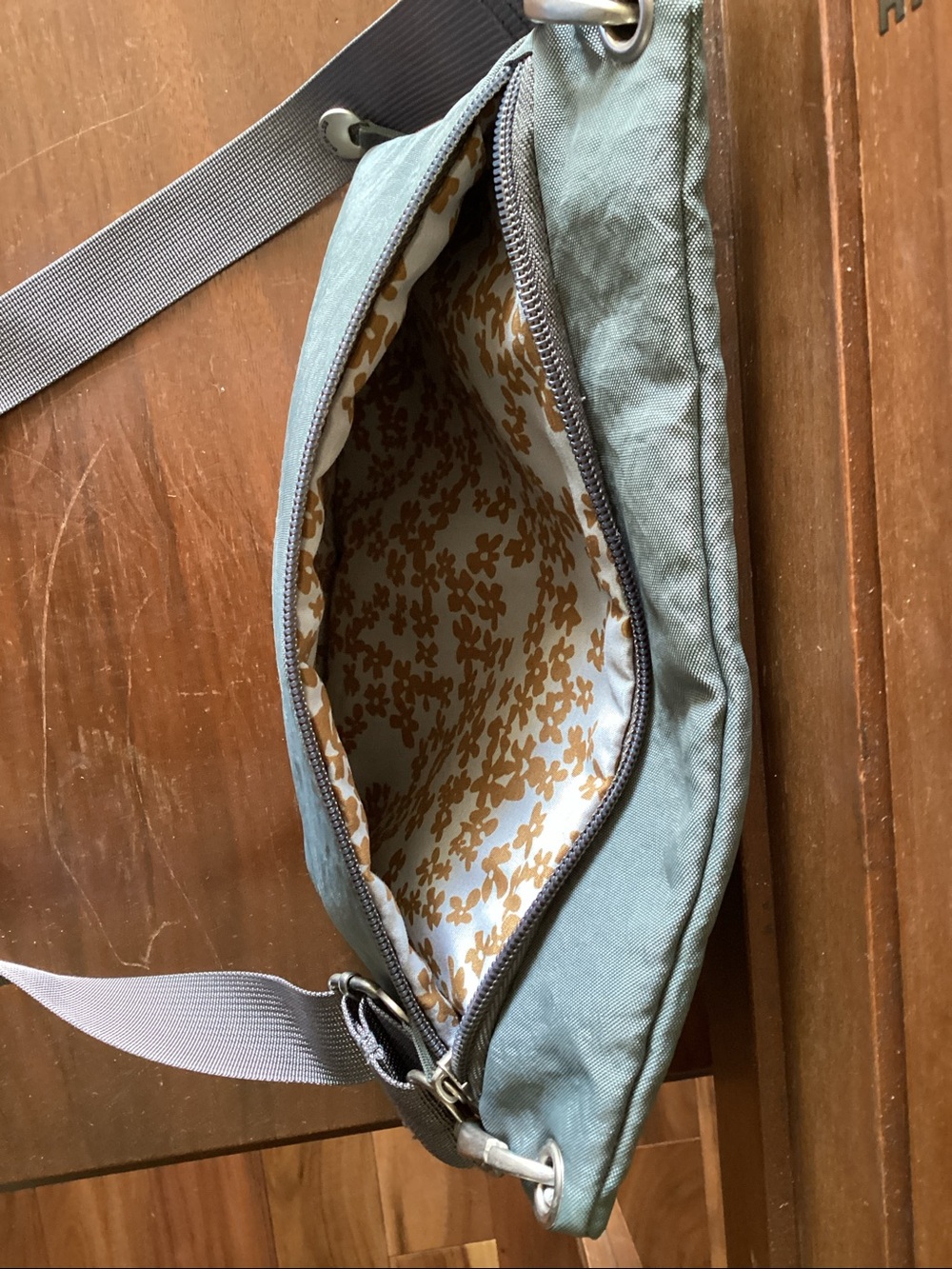 Travelon gray Crossbody Organizer Bag - Picture 4 of 6